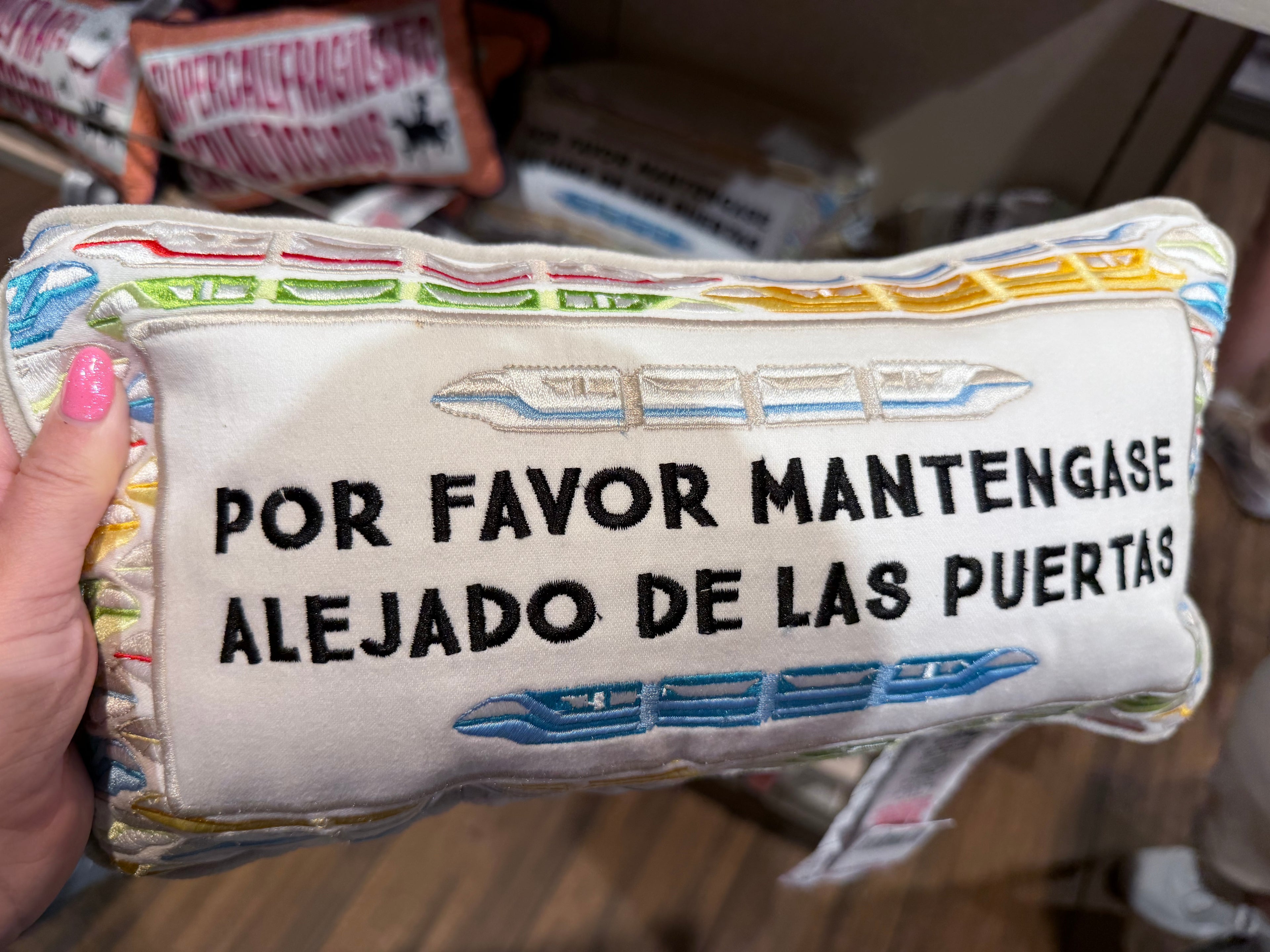 POR FAVOR MANTENGASE ALEJADO DE LAS PUERTAS Pillow